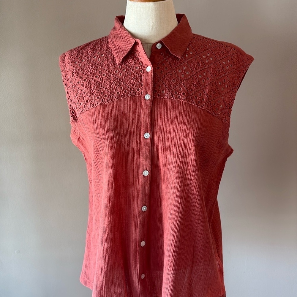 Lucky Brand women’s sleeveless crinkle eyelet combo top button front collared S